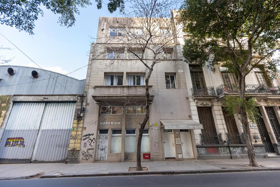 Fachada del edificio de Ayacucho al 500 vista desde la calle, con árboles en la vereda