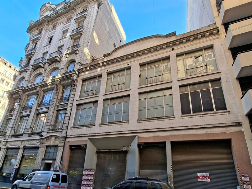 Fachada del edificio de Perón 1700 con los portones de acceso de planta baja